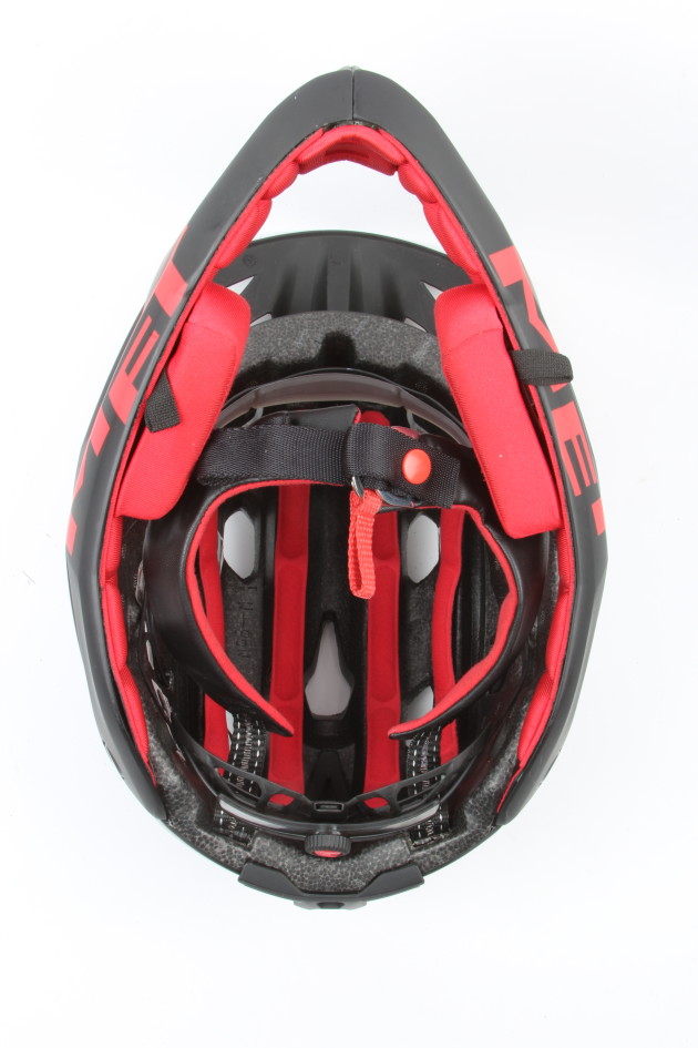 Internally the Parachute is not unlike a proper DH helmet with supportive cheek pads, wide fleecy straps and a D buckle closure.